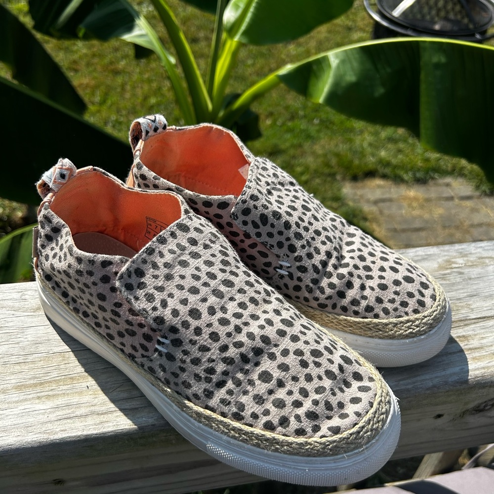 Hey Dude Peyton Cheetah Beige Womens Size 7 Slip On Shoes Platform Casual